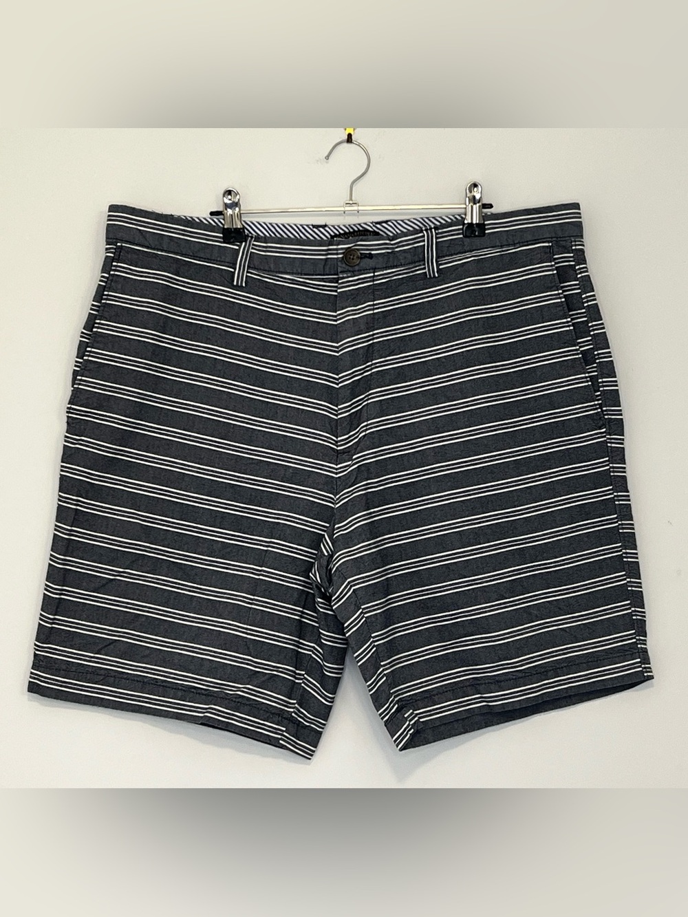 Banana Republic Shorts Mens 38 Waist 100% Cotton White Navy Stripes